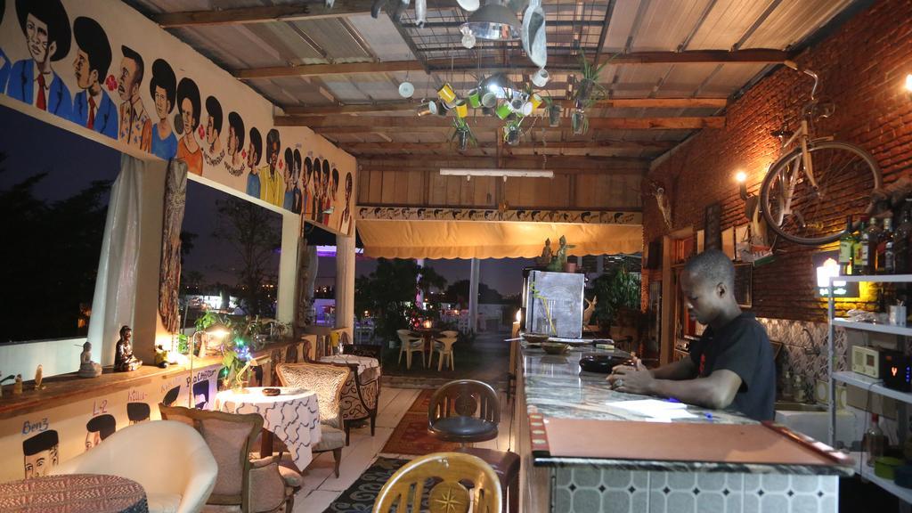 Bushman Cafe Hotel Абиджан Экстерьер фото