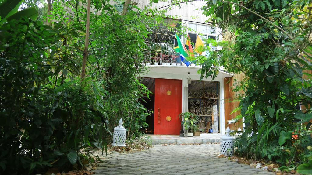 Bushman Cafe Hotel Абиджан Экстерьер фото