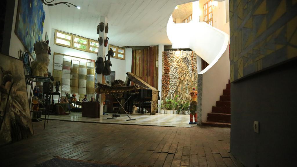 Bushman Cafe Hotel Абиджан Экстерьер фото