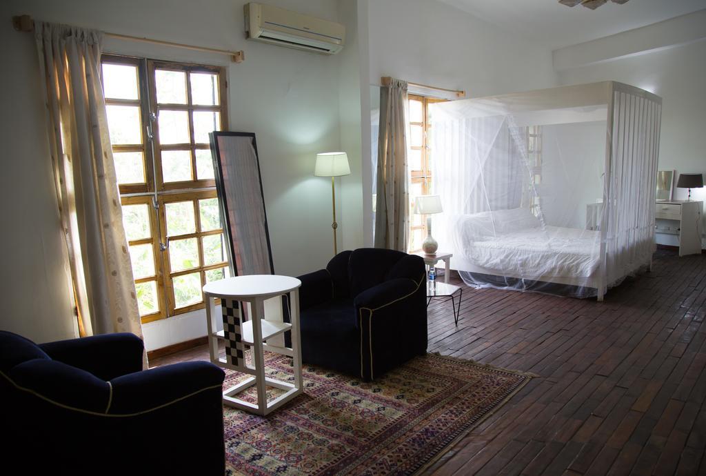 Bushman Cafe Hotel Абиджан Экстерьер фото